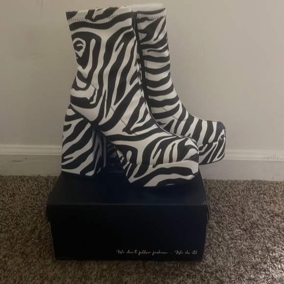 CLOSED SQUARE TOE CHUNKY PLATFORM ANKLE SOCK BOOT IN ZEBRA PRINT FAUX LEATHER - Picture 7 of 8